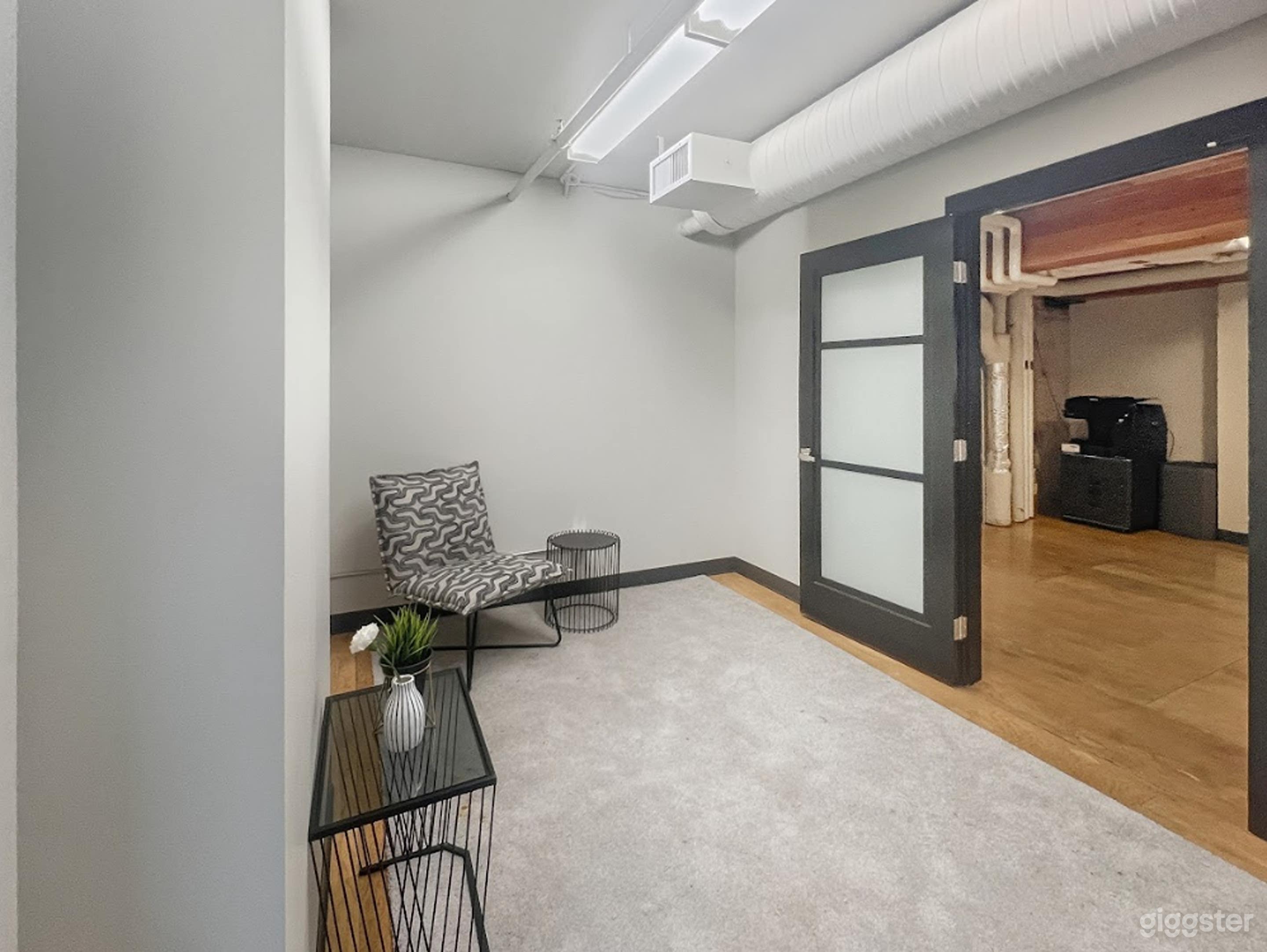 89 Sq Ft | Perfect for 2 Photo 3