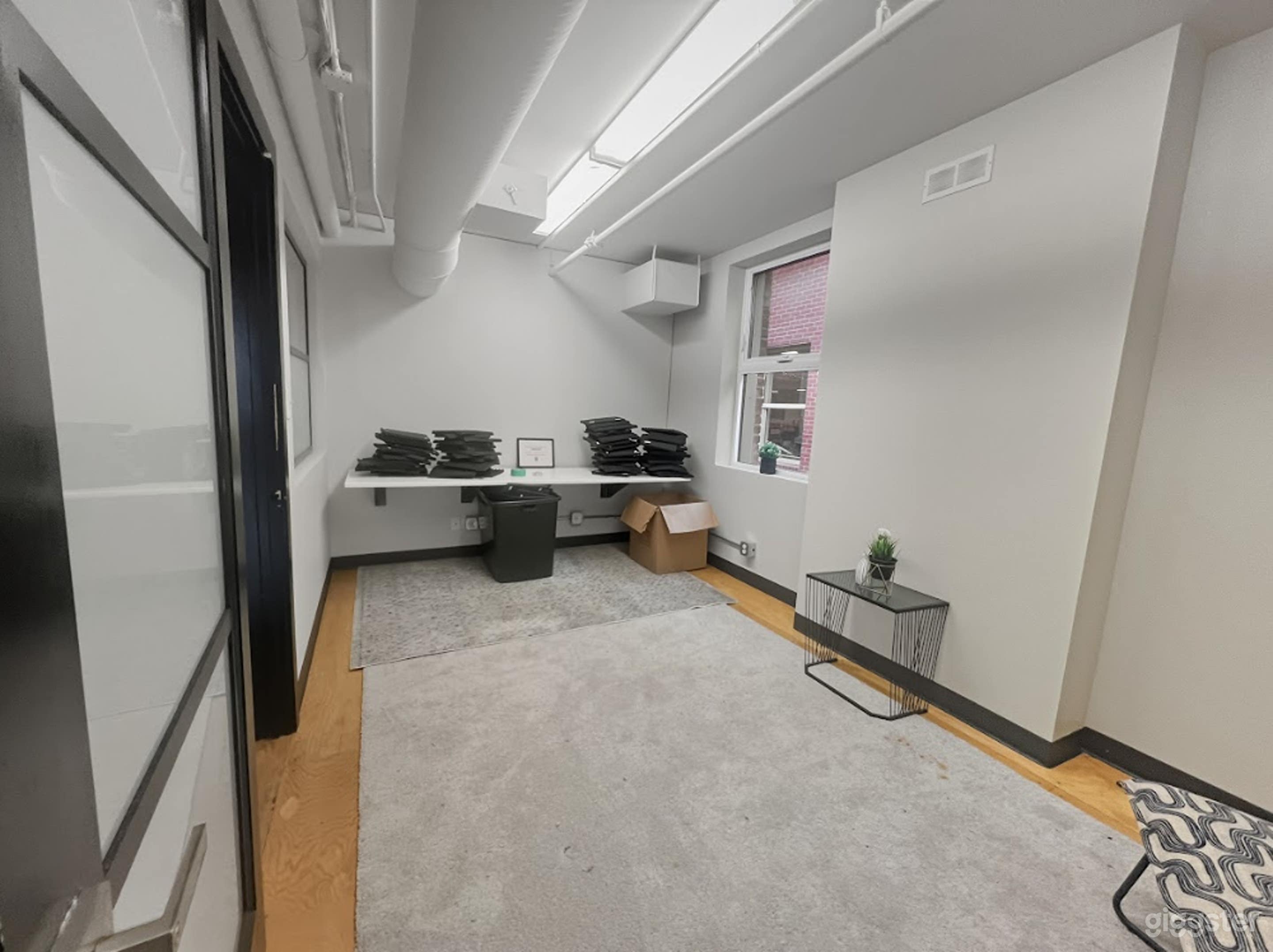 89 Sq Ft | Perfect for 2 Photo 1