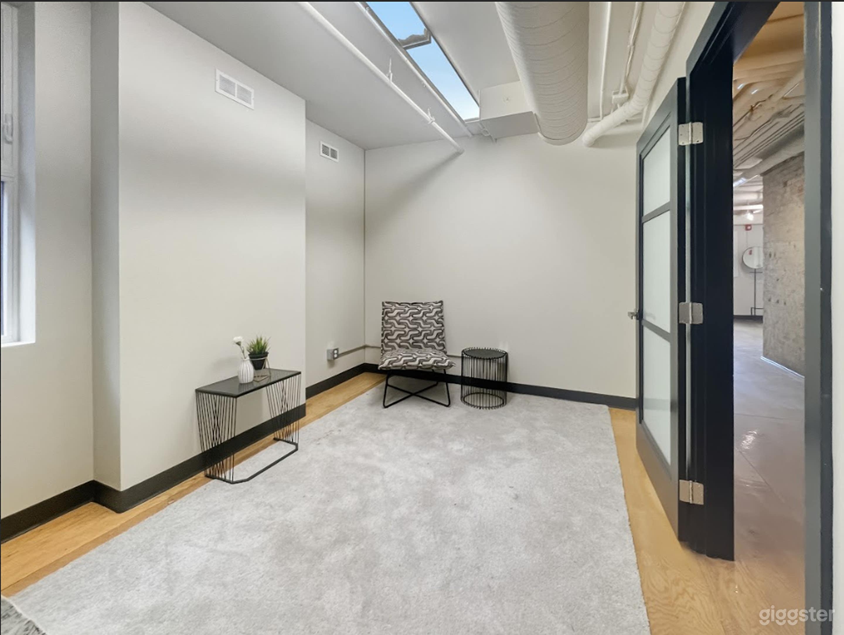 89 Sq Ft | Perfect for 2 Photo 4