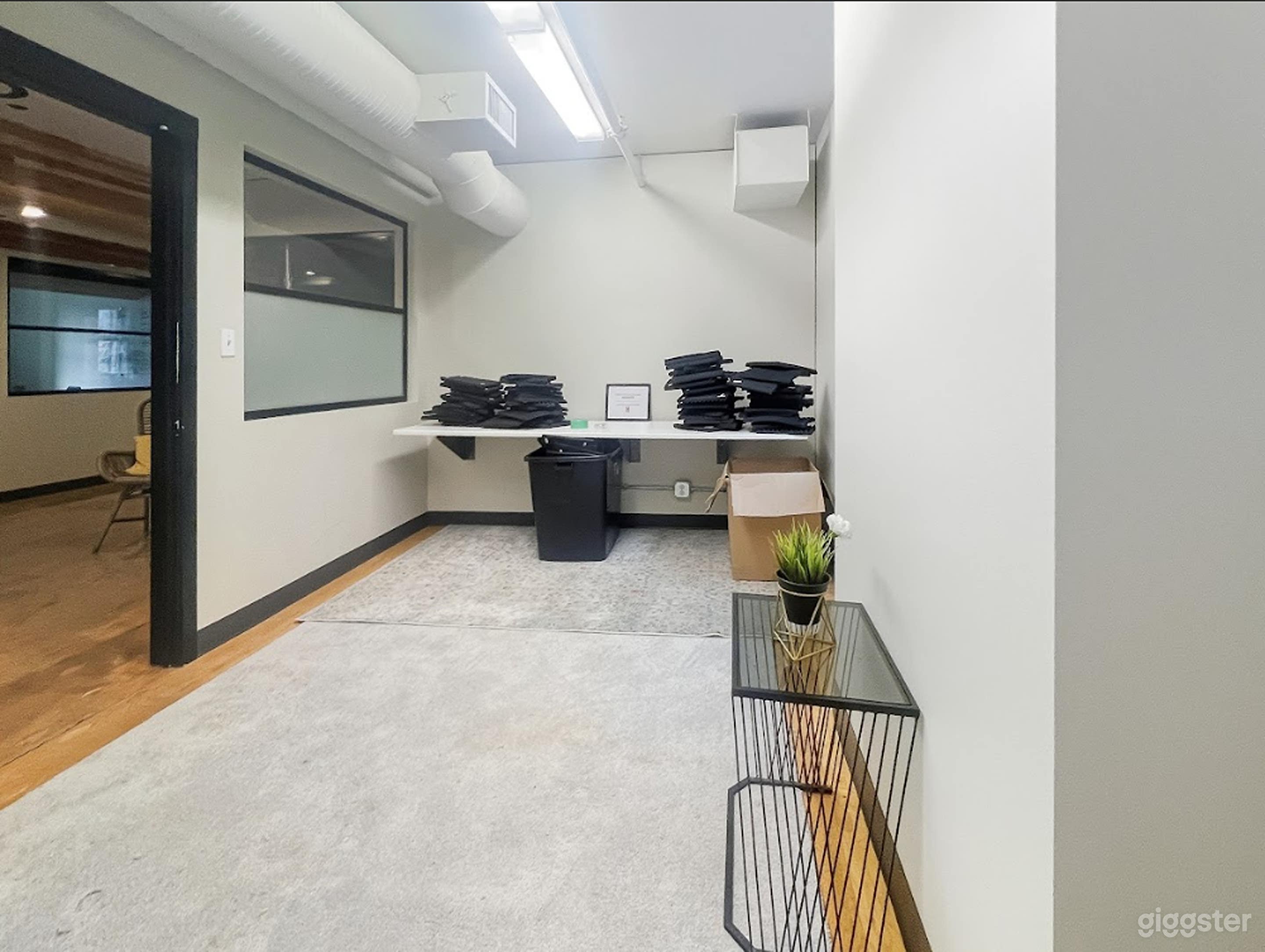 89 Sq Ft | Perfect for 2 Photo 2