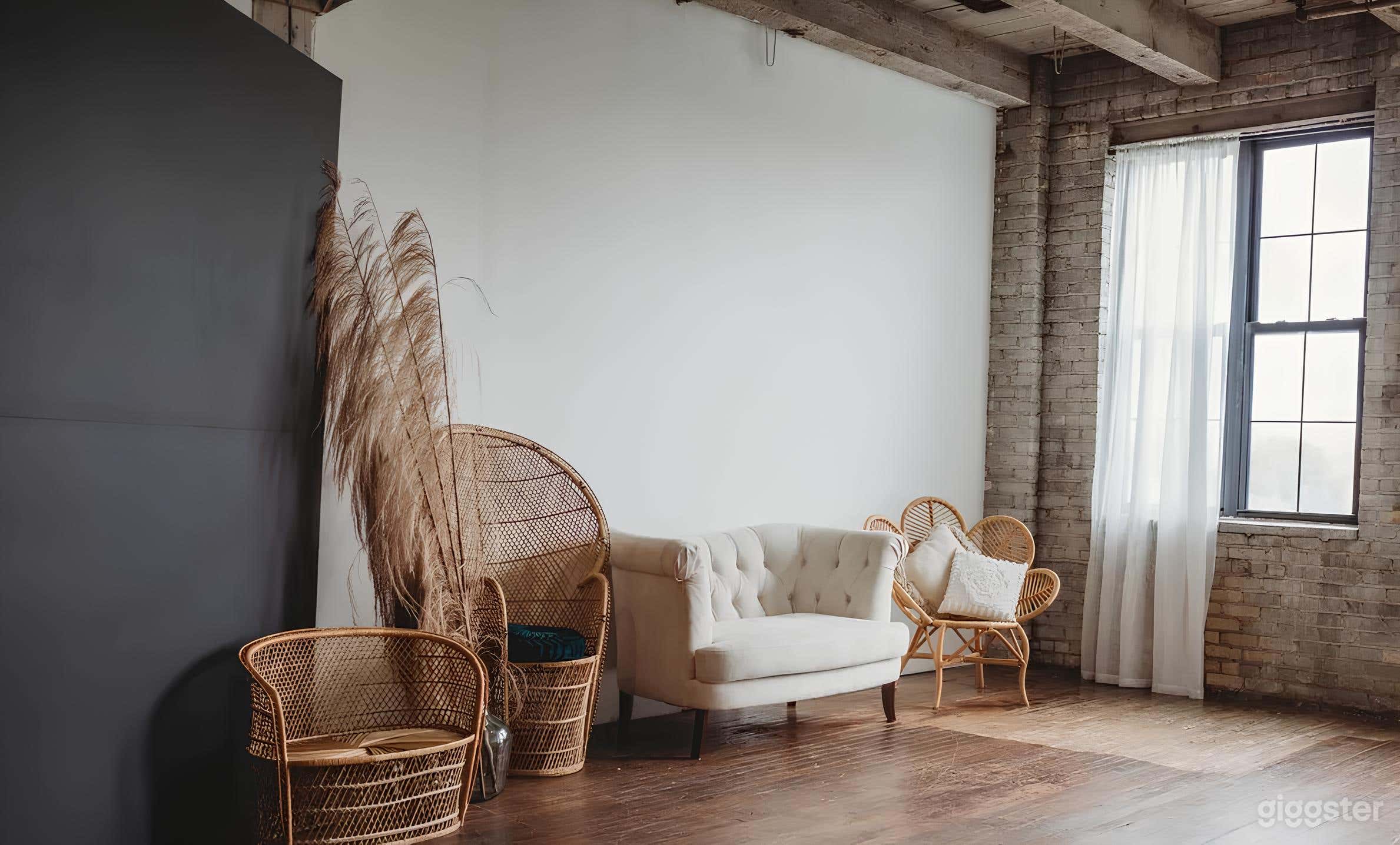 Beautiful Natural Light Studio in NE Minneapolis Photo 2