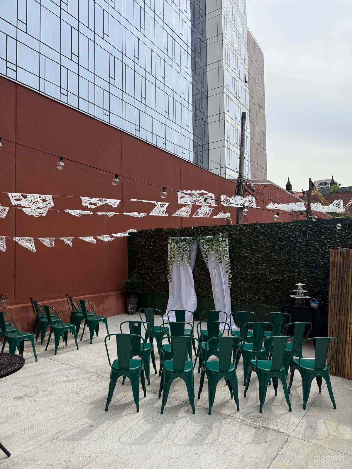 Private Backyard Patio Ideal for Events &amp; Parties Photo 4