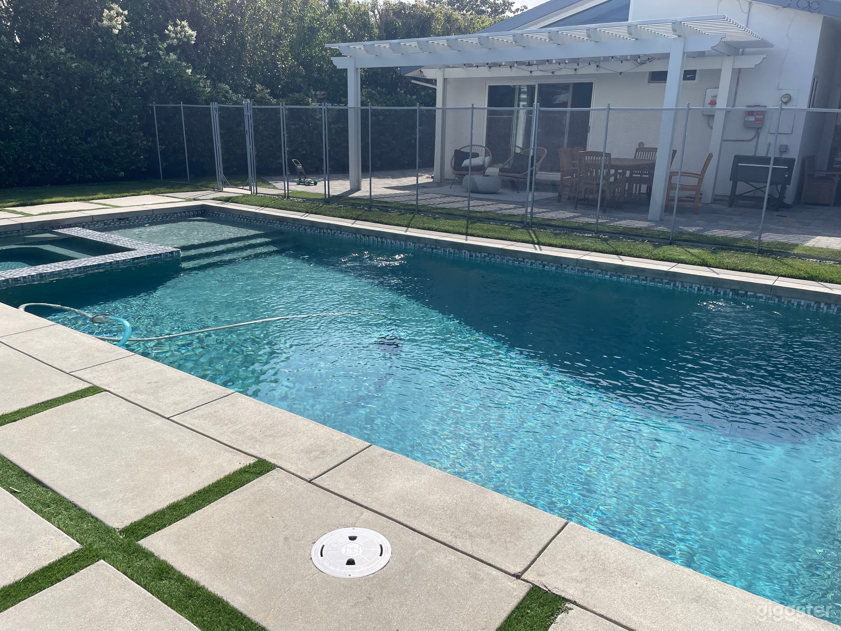 Beautiful pool 7ft deep pool.