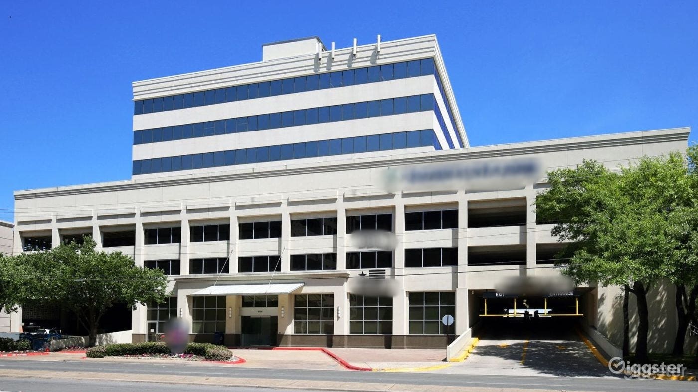 10-Person Modern Meeting Room in Dallas Photo 2