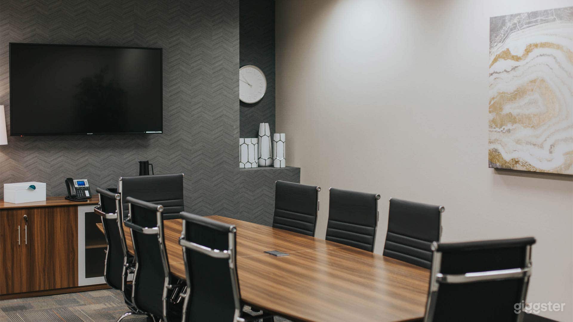 10-Person Modern Meeting Room in Dallas Photo 1