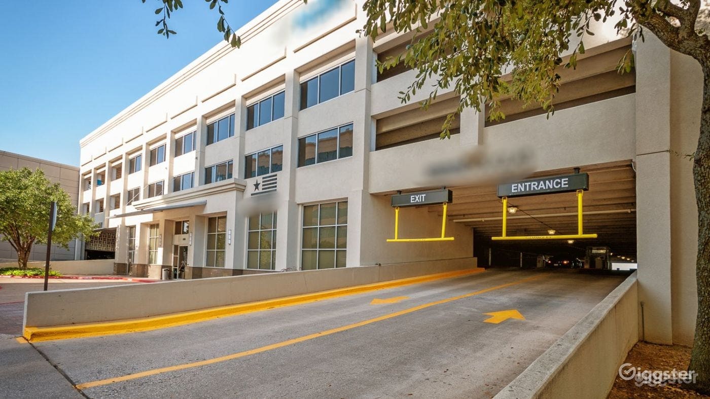 10-Person Modern Meeting Room in Dallas Photo 3