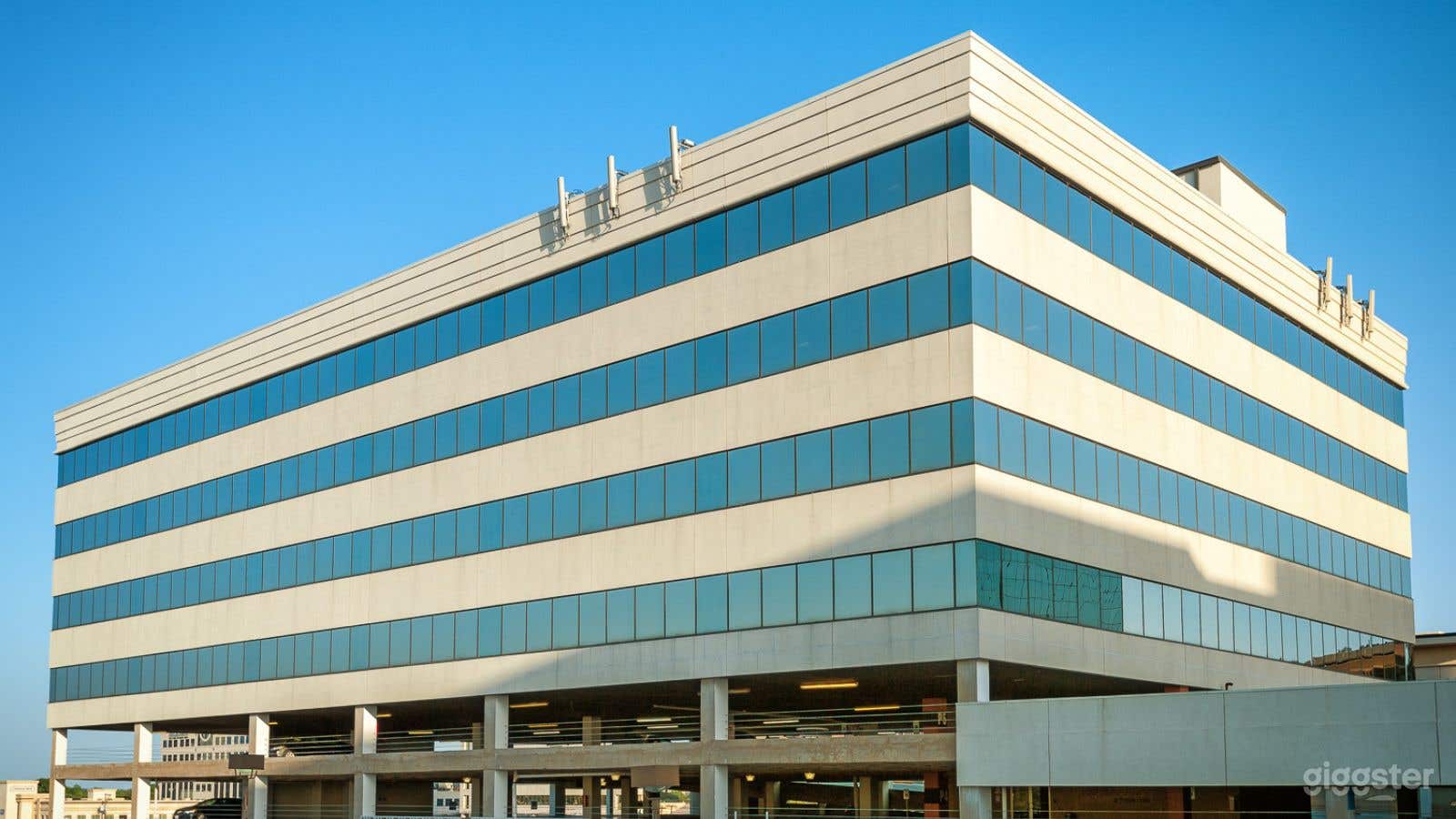 10-Person Modern Meeting Room in Dallas Photo 4