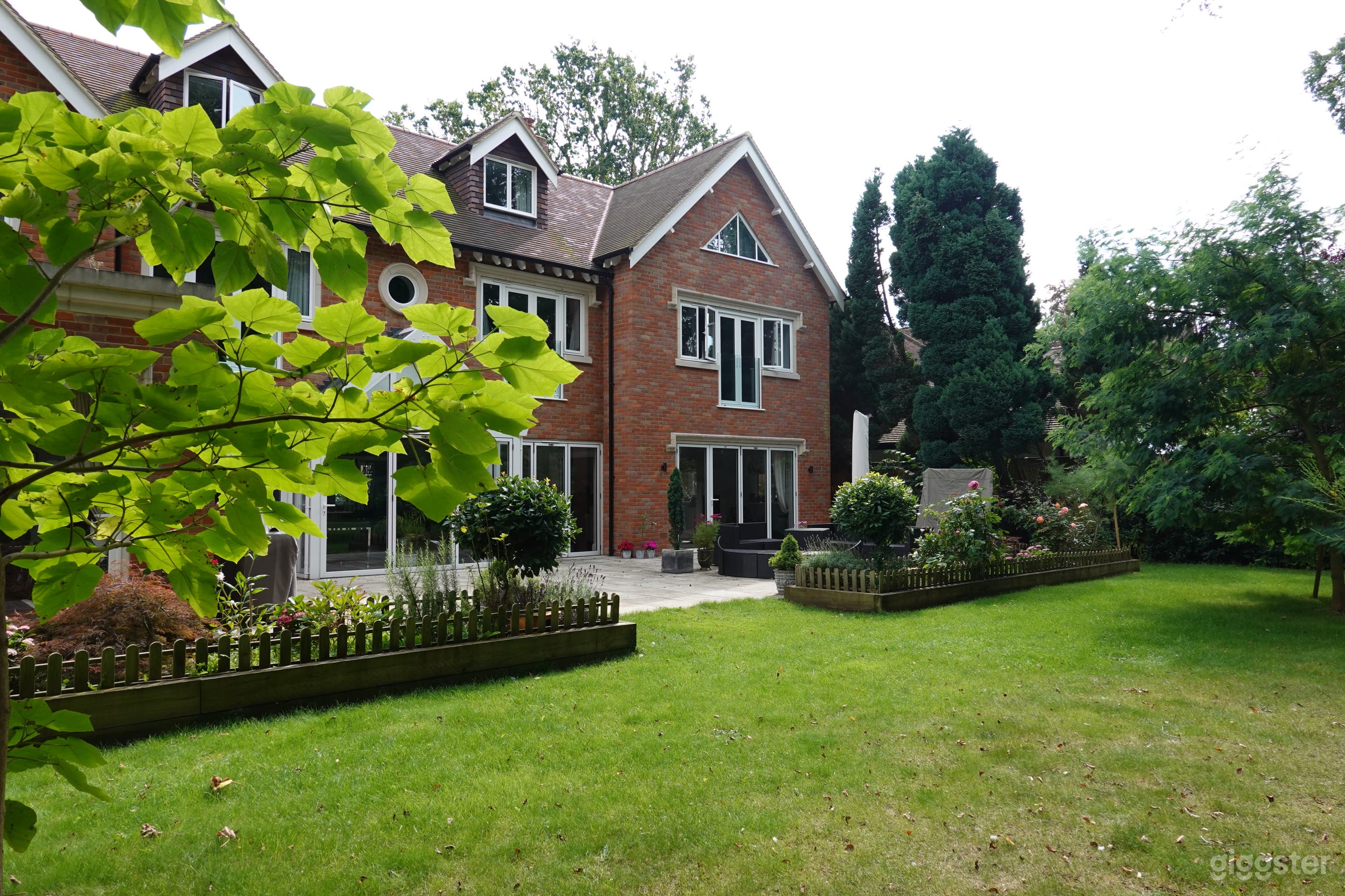 Modern house with French twist Photo 3