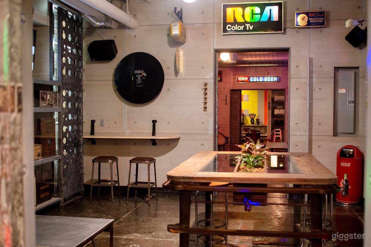 THE RADIO ROOM Photo 4