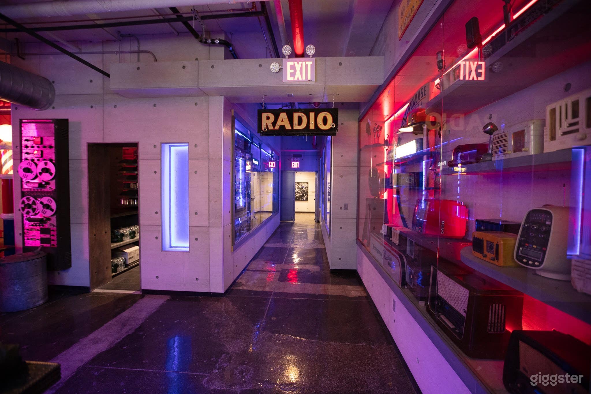 THE RADIO ROOM Photo 3