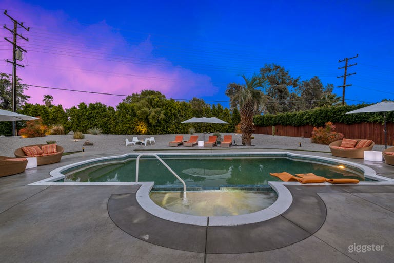  Palm Springs Oasis with Giant Salt Water Pool/Spa 