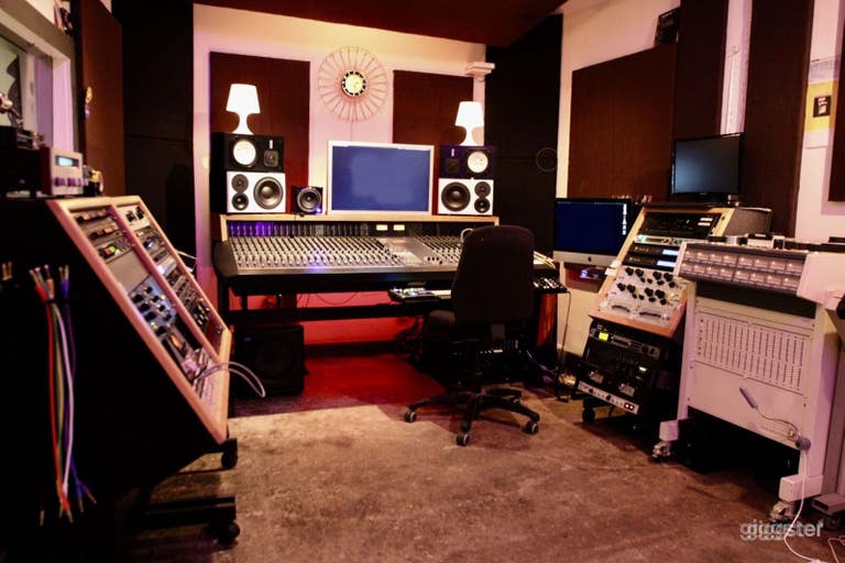  Recording Studio close to downtown 