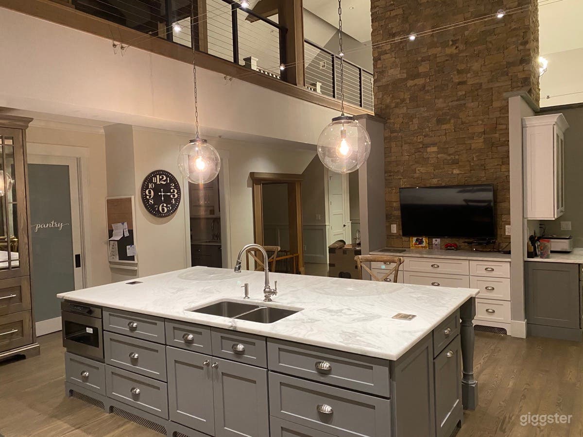 Modern, upscale suburban home Photo 2