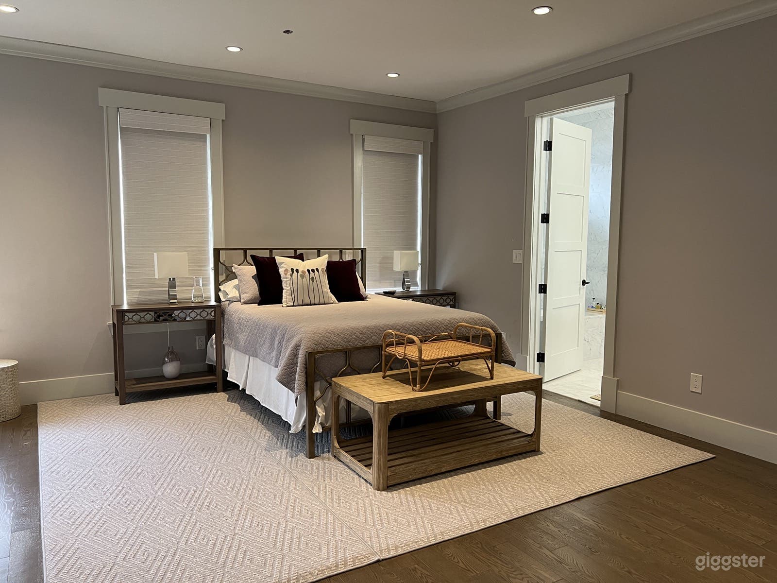 Modern, upscale suburban home Photo 4