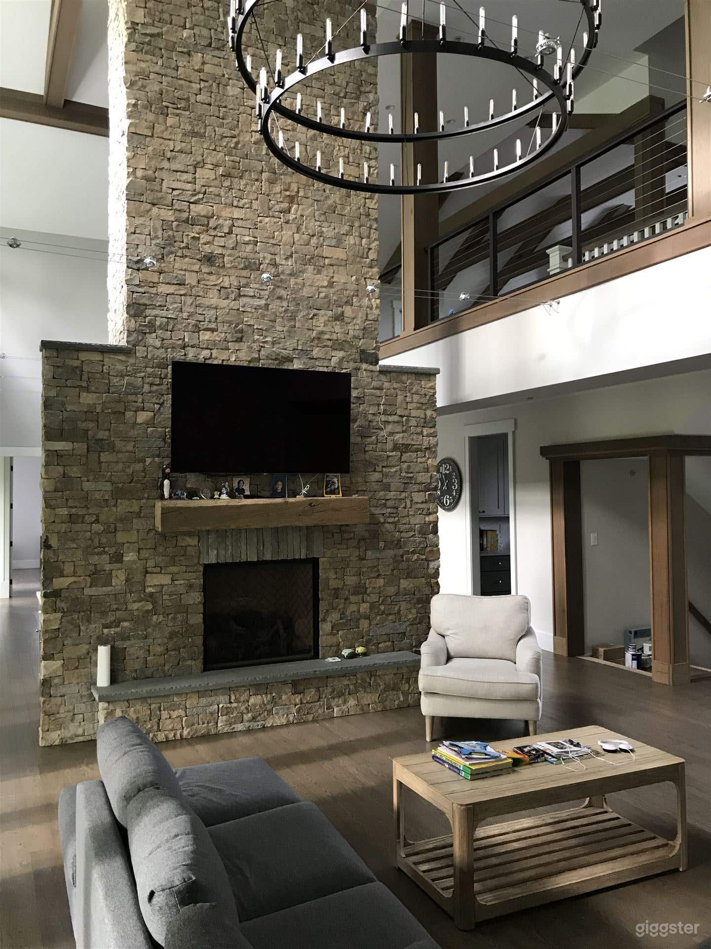 Modern, upscale suburban home Photo 3