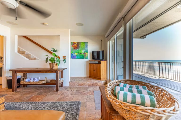  Stylish Modern House with Neutral Décor 