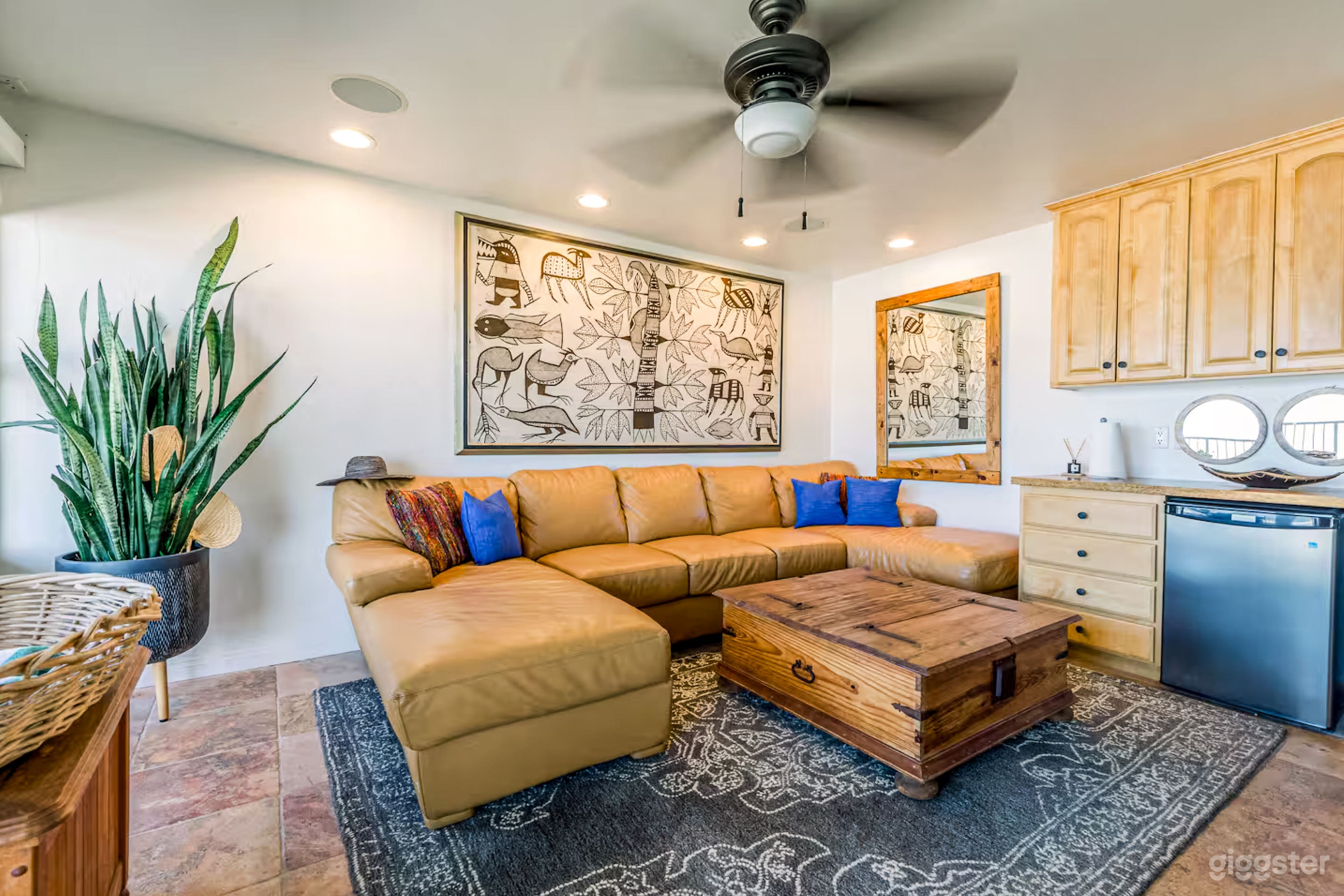 Stylish Modern House with Neutral Décor Photo 3