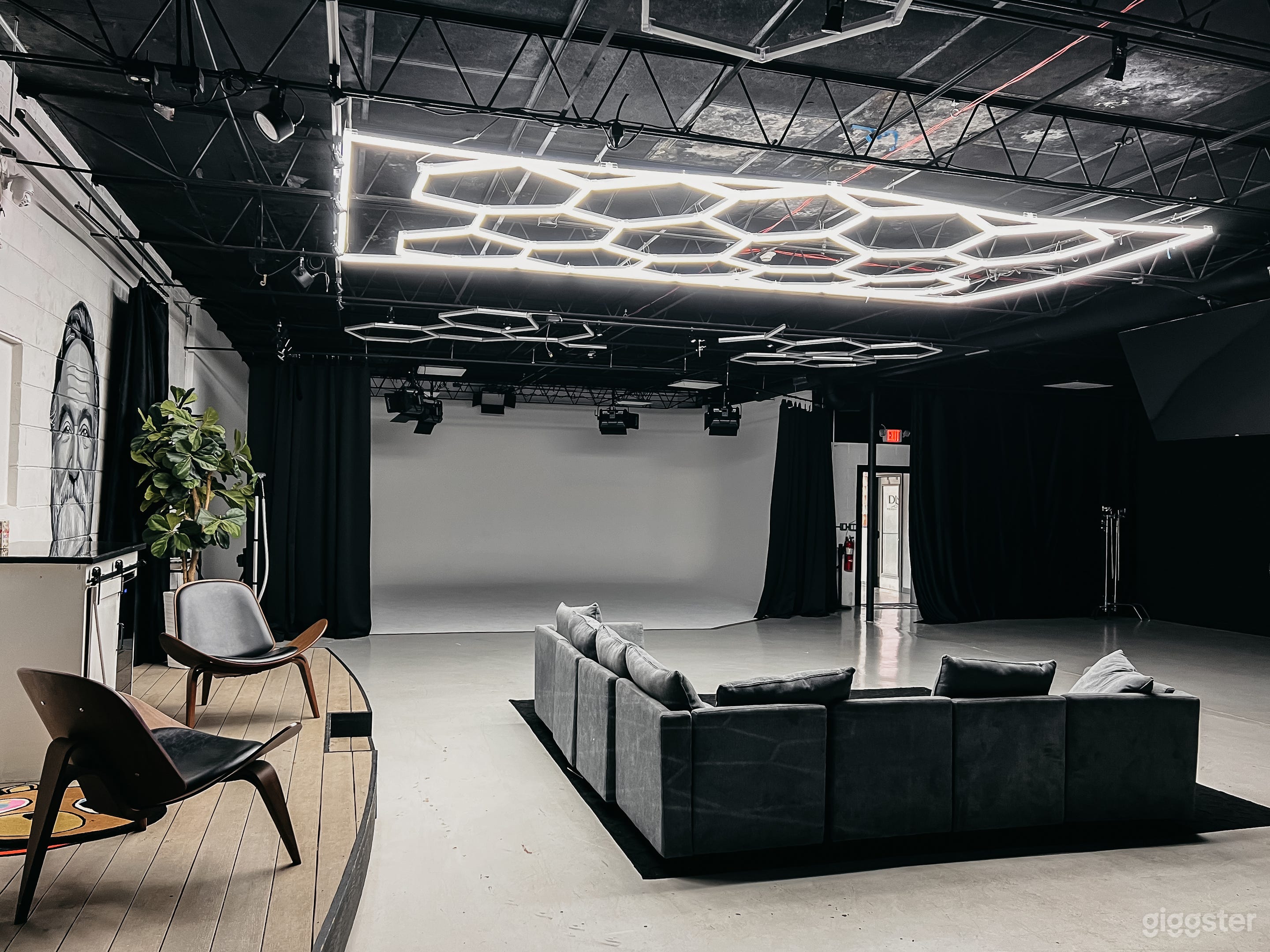 Large Production With Cyclorama Photo 3