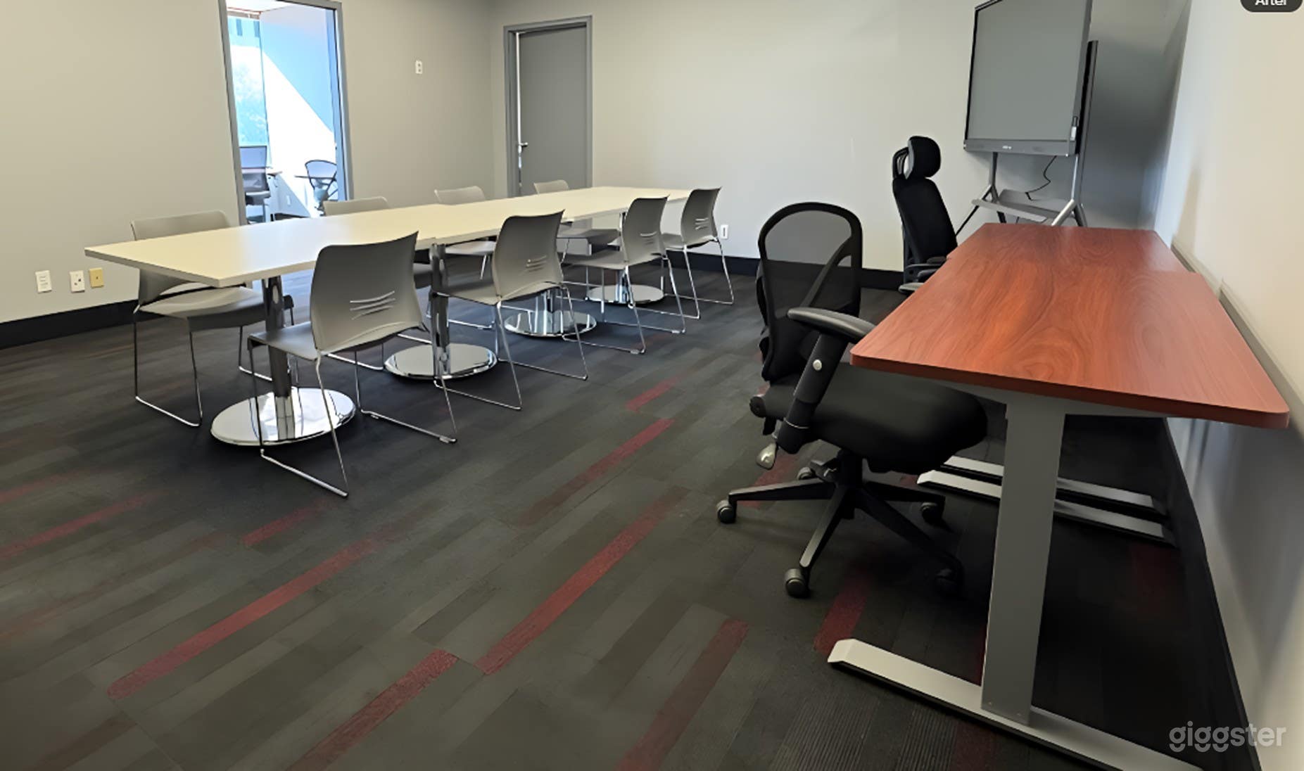 Professional 12-Seater Conference Room with TV Photo 4