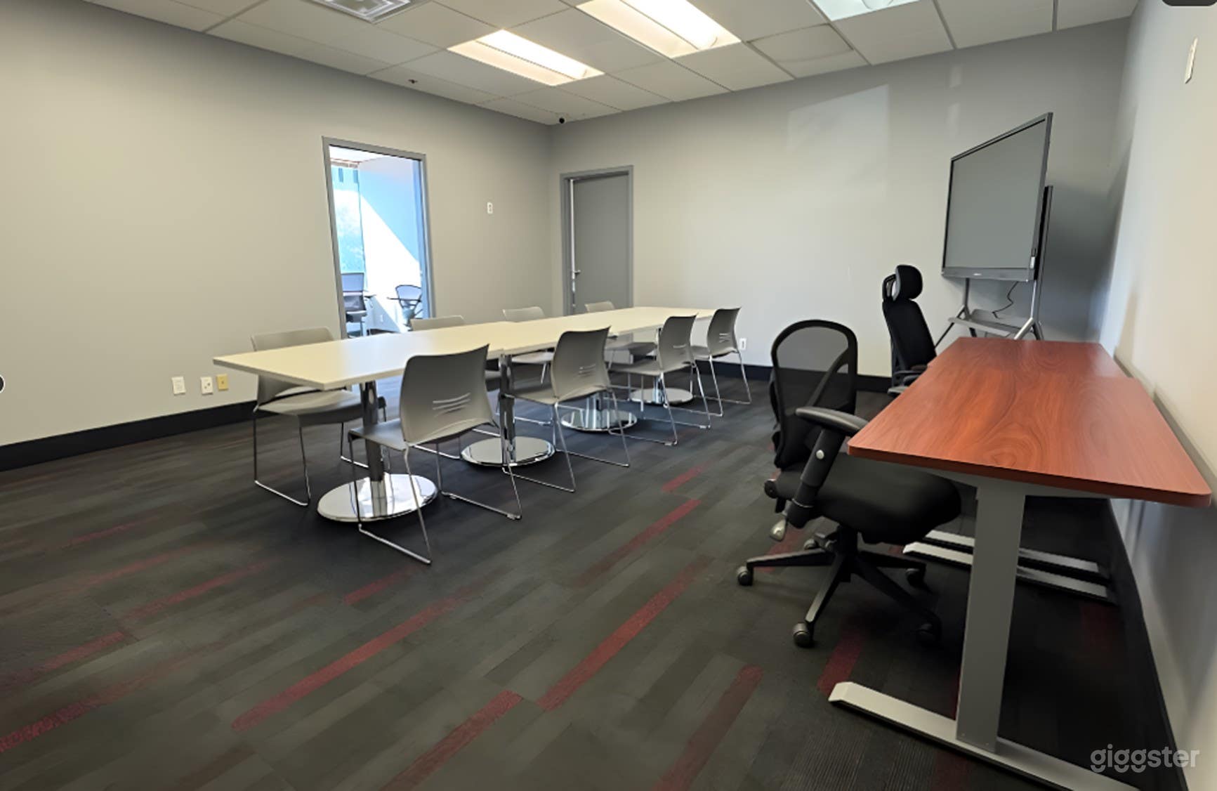 Professional 12-Seater Conference Room with TV Photo 3