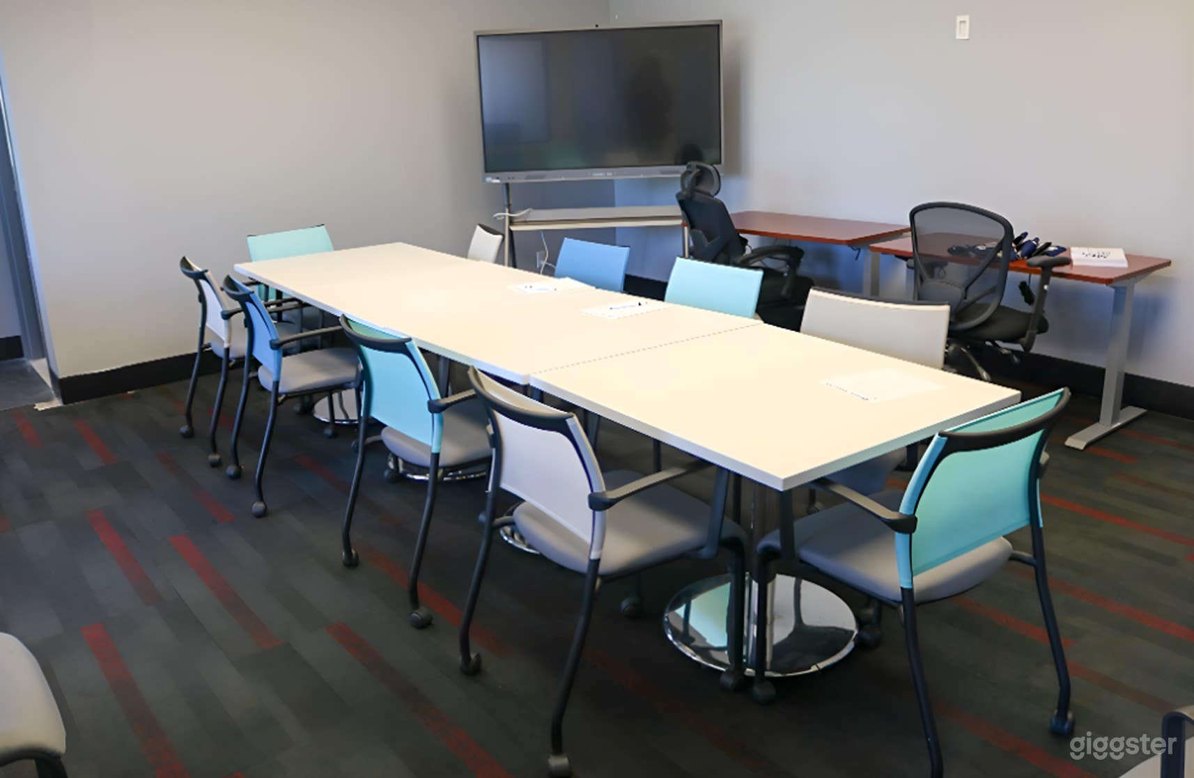 Professional 12-Seater Conference Room with TV Photo 1