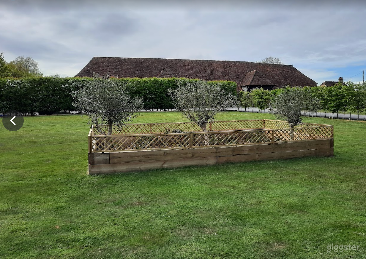 Spacious Garden with Fishing Lake Photo 1