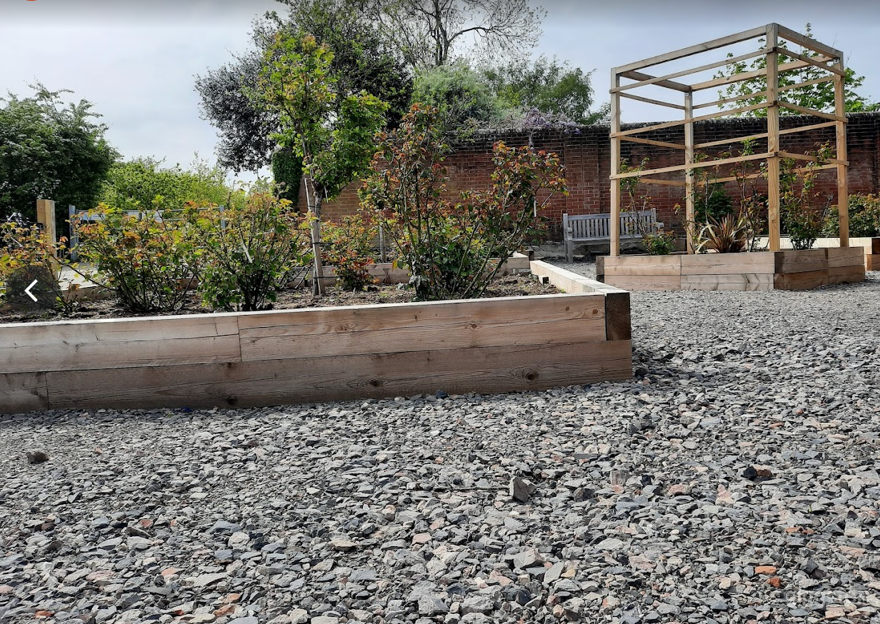 Spacious Garden with Fishing Lake Photo 2