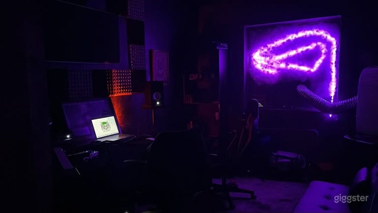  MUSIC - STUDIO C (DEDICATED VOCAL BOOTH) 