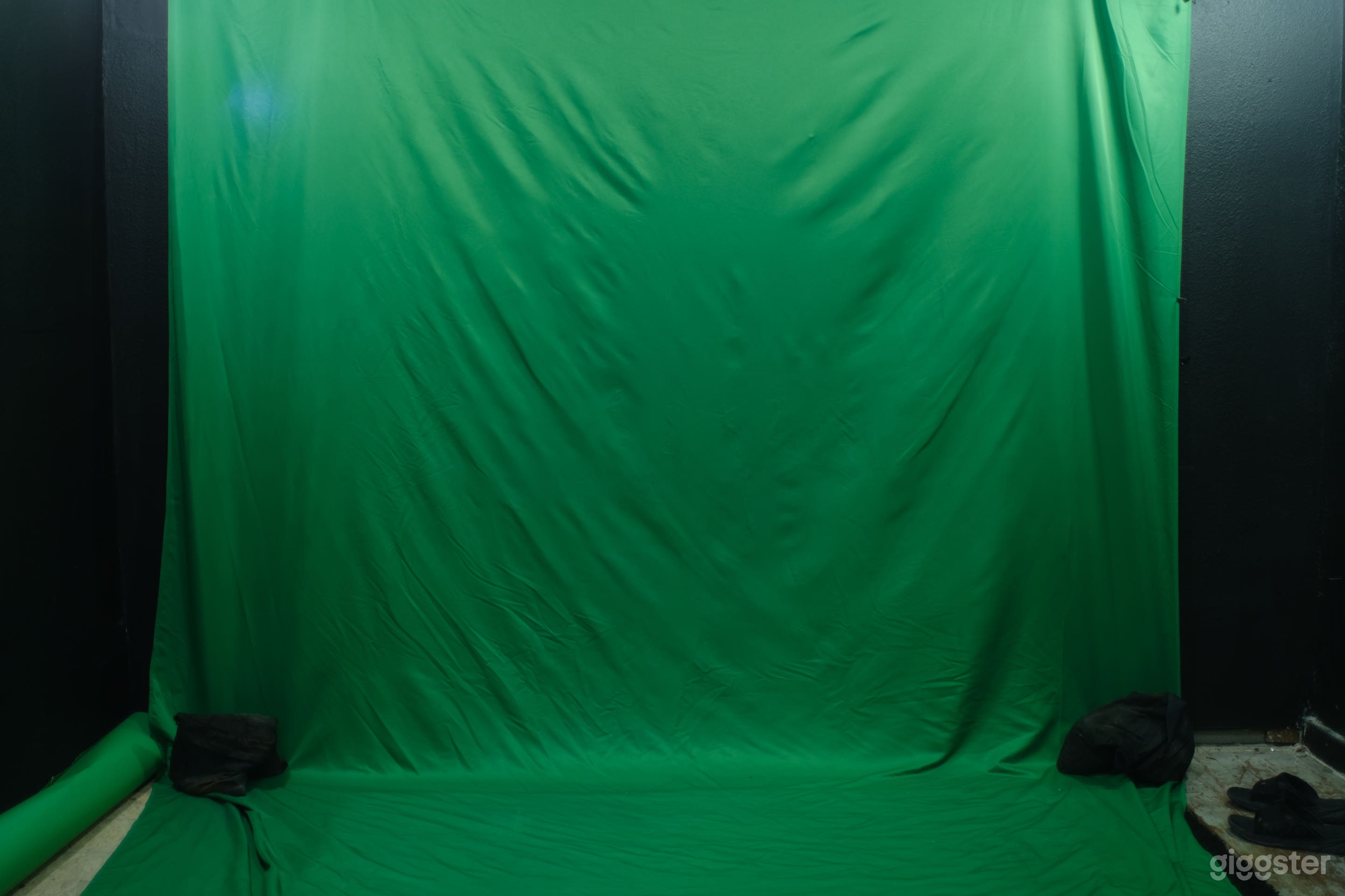 MEDIA ROOM - PHOTOGRAPHY/ VIDEOGRAPHY GREEN SCREEN