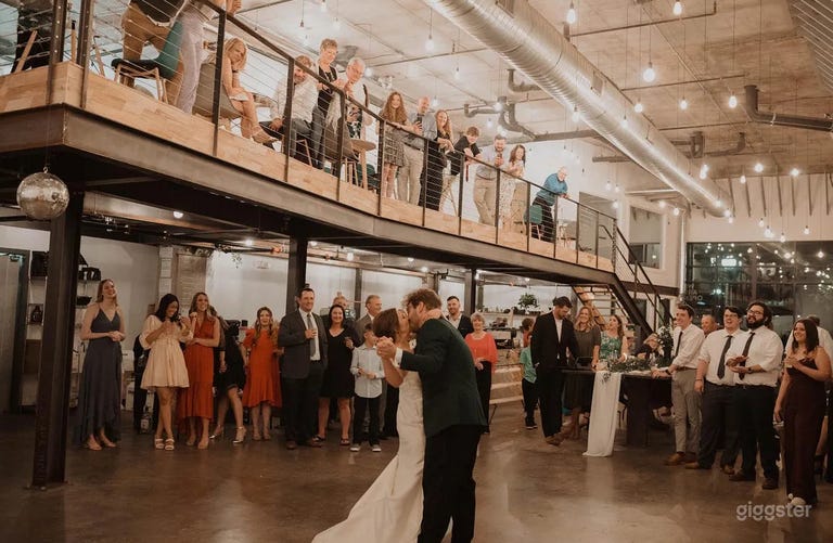  La pista de baile con asistentes en las escaleras 