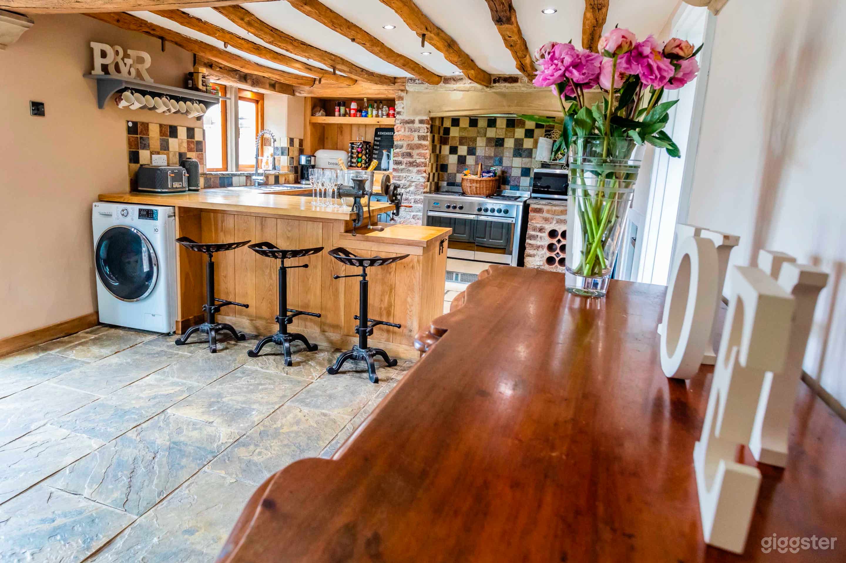 Stylish & Elegant Country Barn Conversion Photo 4
