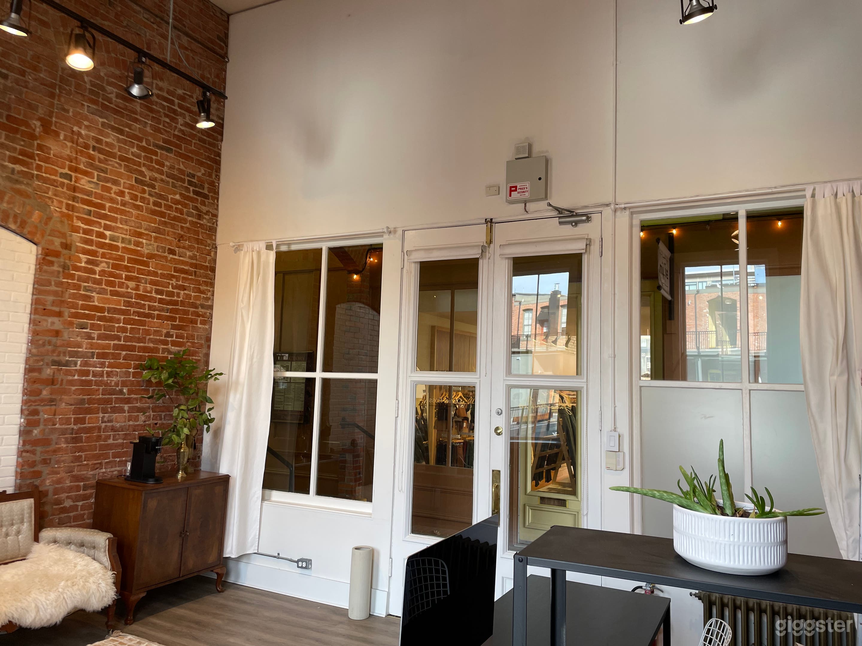 Historic Red Brick Studio Photo 4