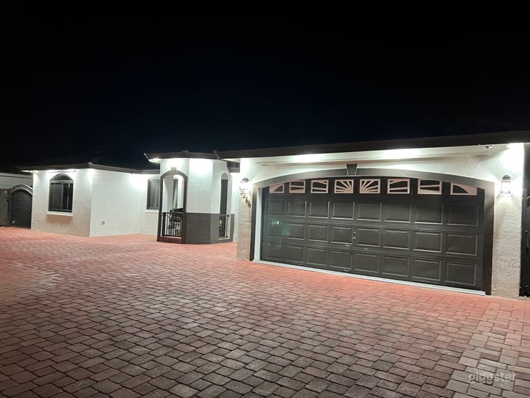  Beautiful Single Family 4/3 Home With Pool & Tiki  