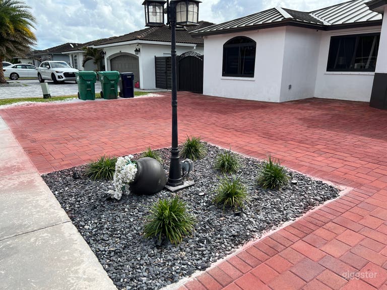  Beautiful Single Family 4/3 Home With Pool & Tiki  