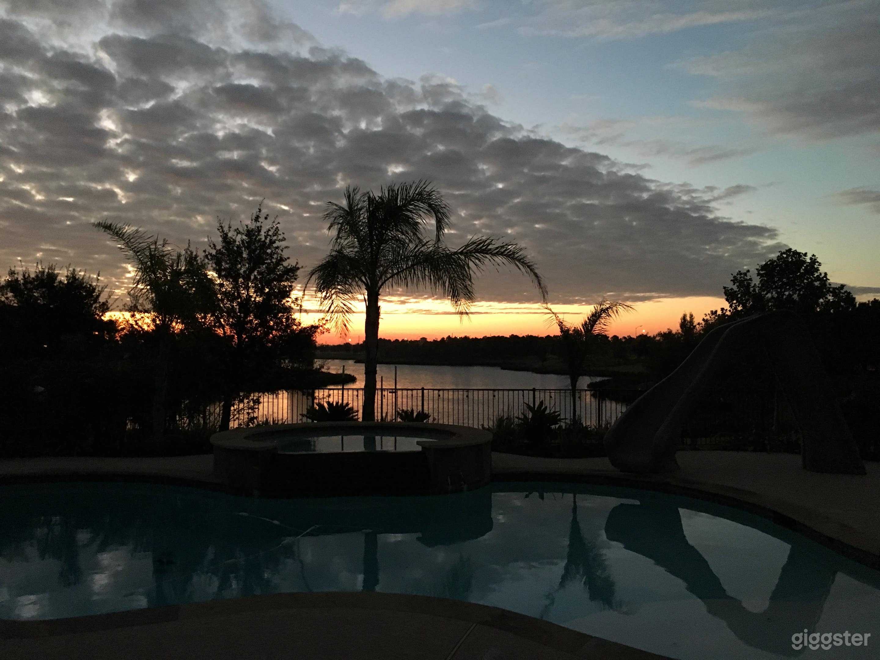 Lakeside Oasis: Luxury Pool, Panoramic Waterfront views Photo 1