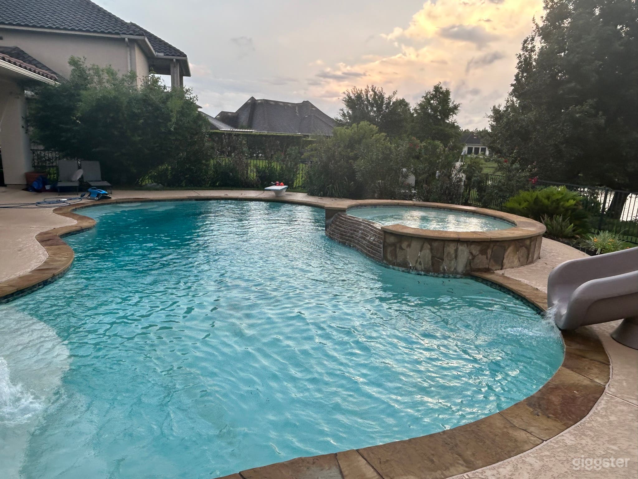 Lakeside Oasis: Luxury Pool, Panoramic Waterfront views Photo 4