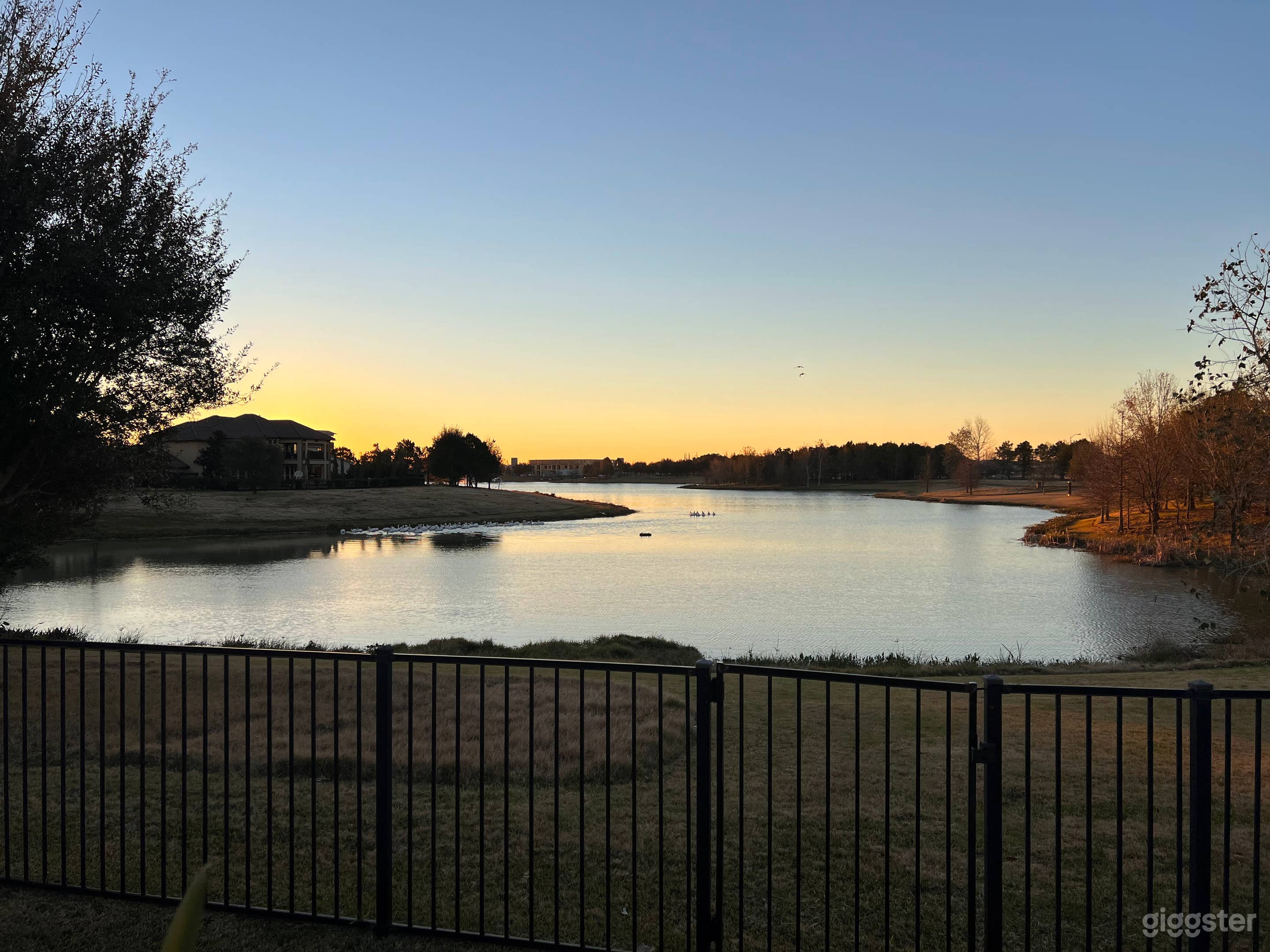Lakeside Oasis: Luxury Pool, Panoramic Waterfront views Photo 3