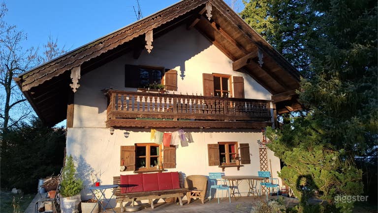  Kleines Haus im Alpenstil mit Blick auf die Alpen 