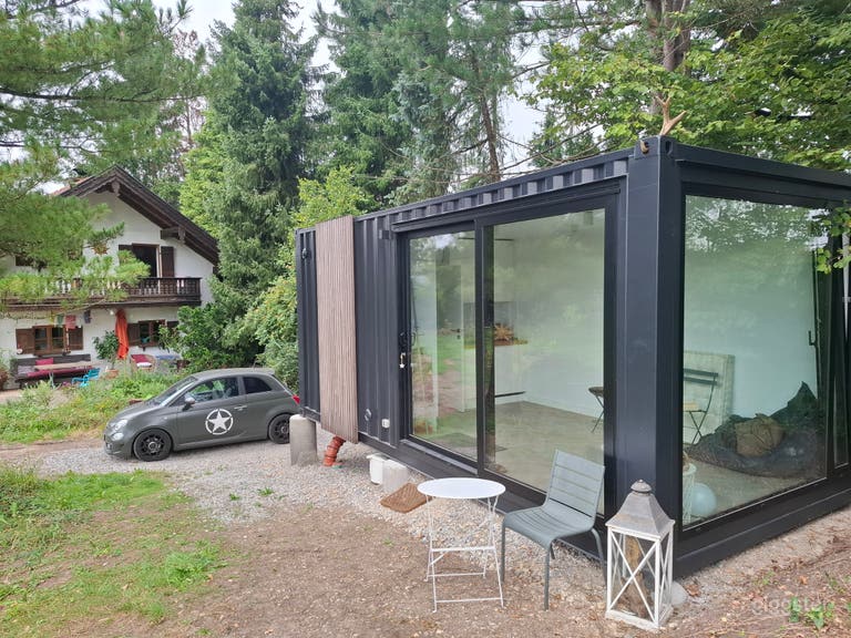  Kleines Haus im Alpenstil mit Blick auf die Alpen 