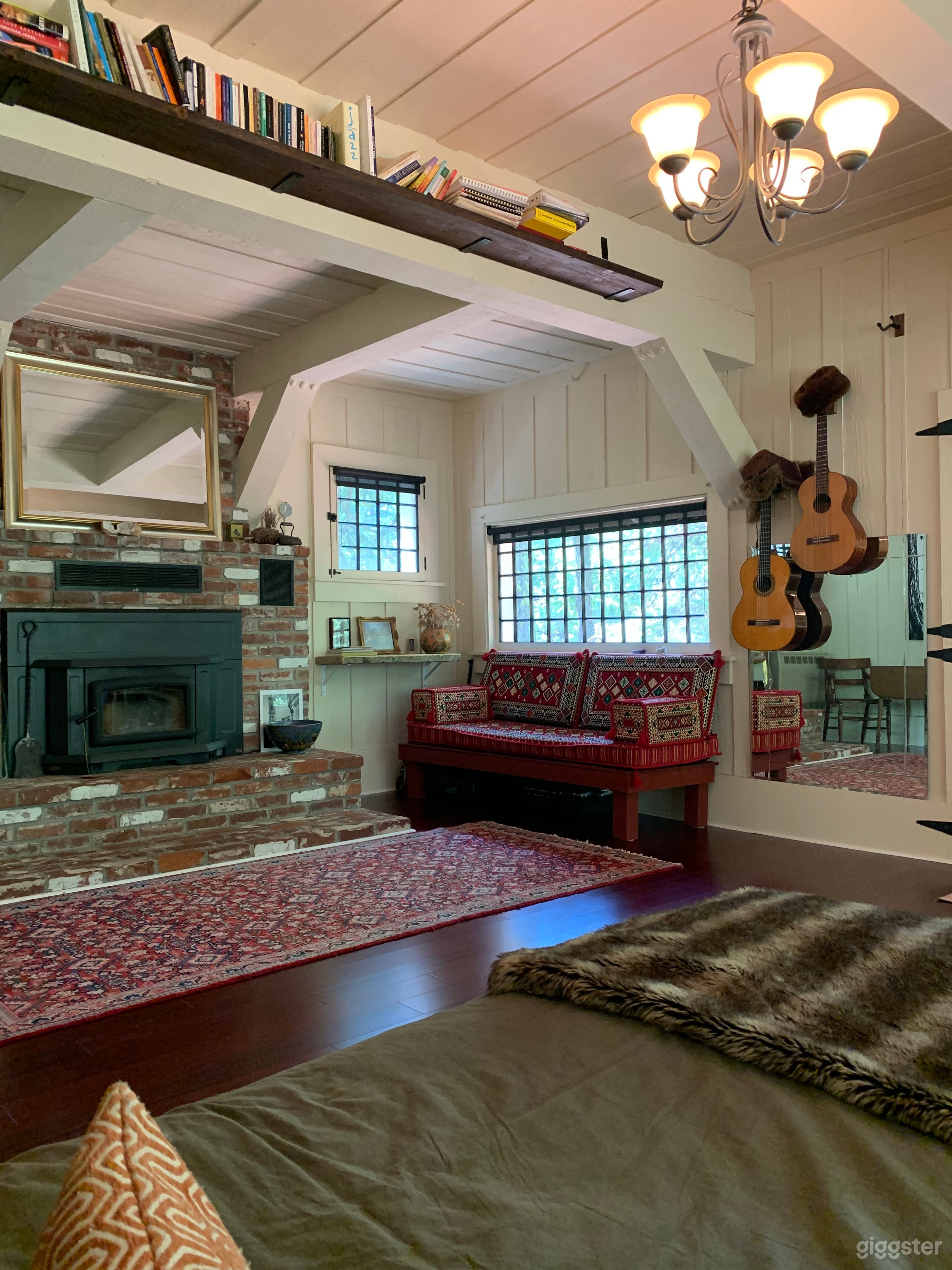 Eclectic Artist's Forest Cabin  Photo 3