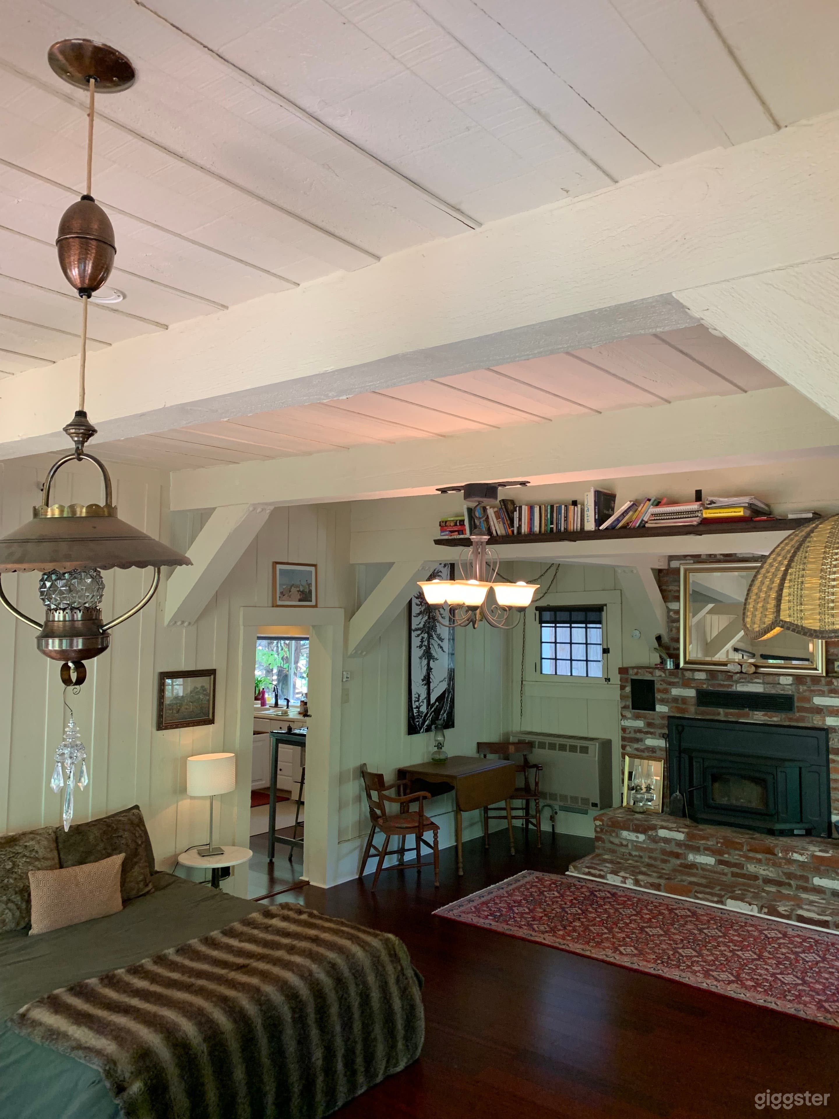 Eclectic Artist's Forest Cabin  Photo 4