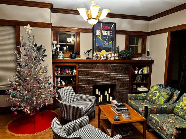  Mid-Century Musical Bungalow – Vintage Charm in Berwyn 