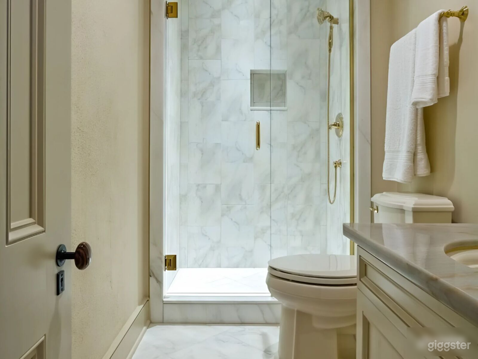 Studio Loft Unit E Photo 2