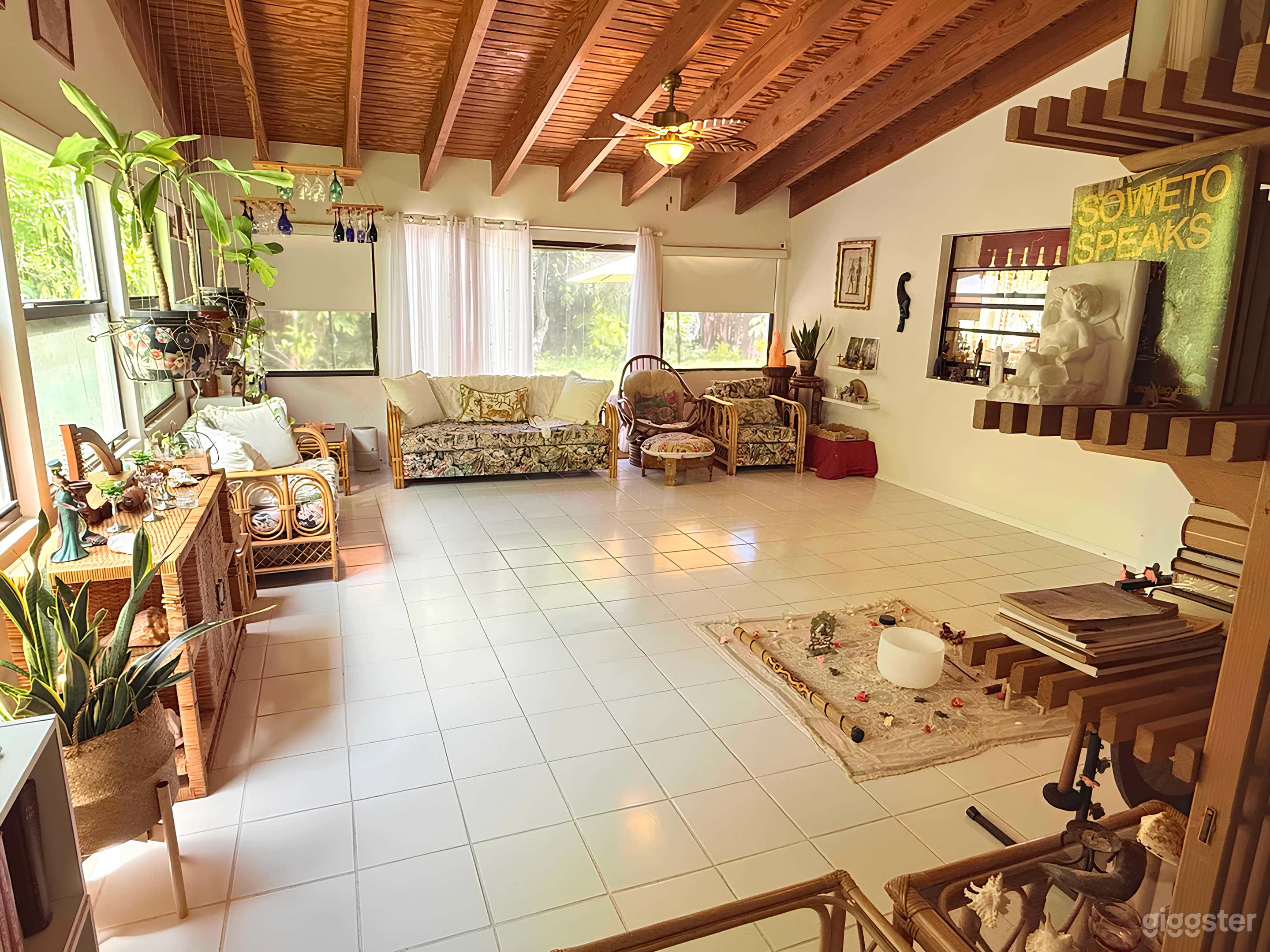 Oasis Home Indoor Space Photo 3