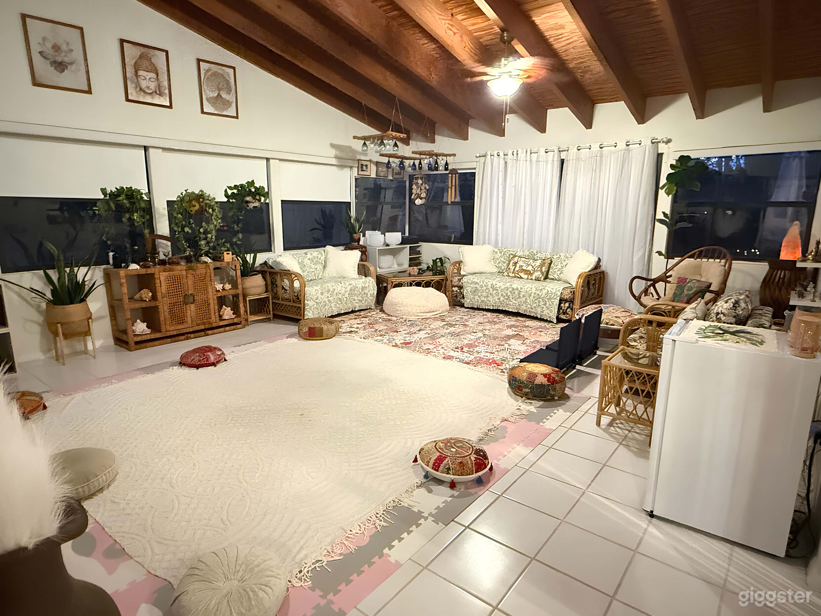 Oasis Home Indoor Space Photo 2