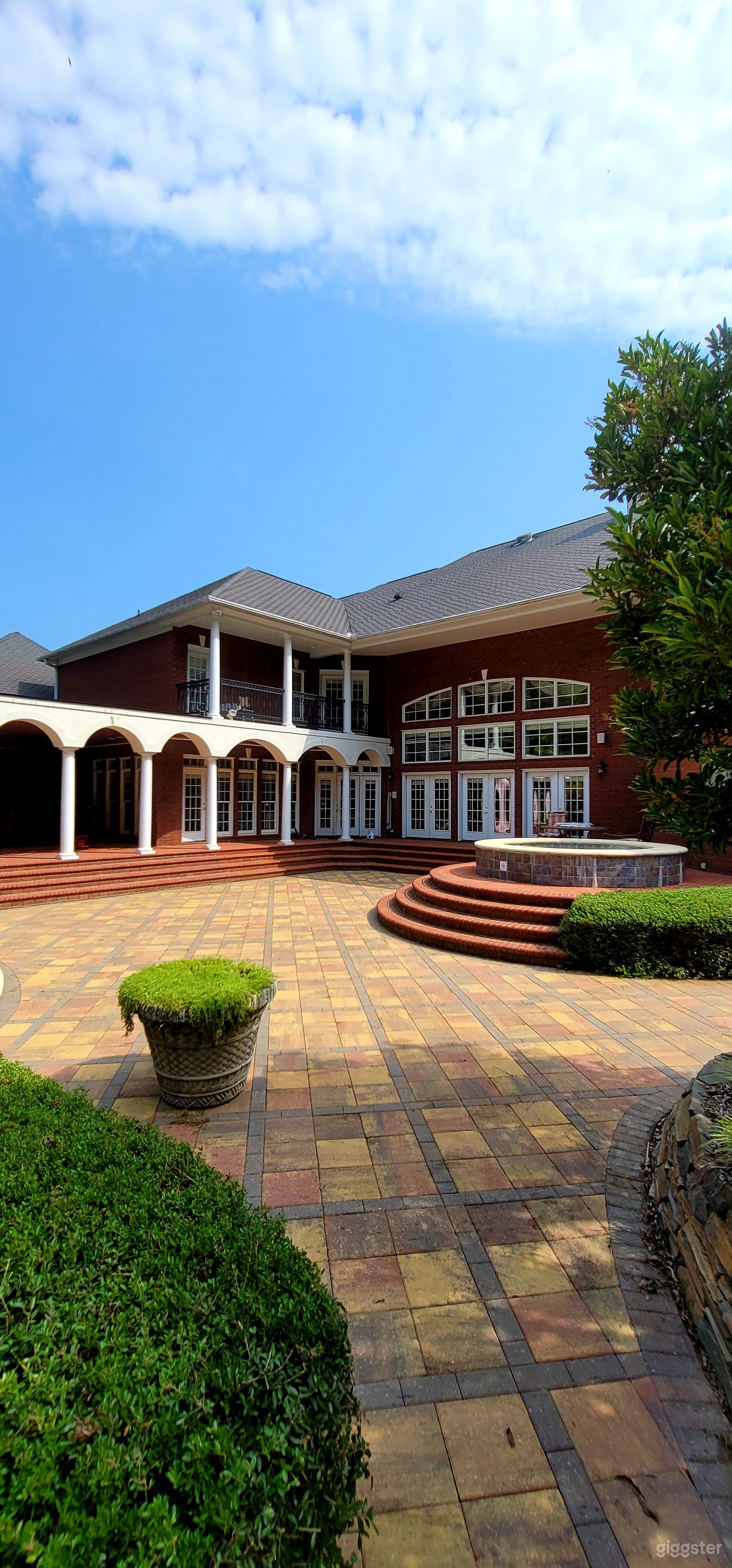 Amazing Estate Home Photo 2