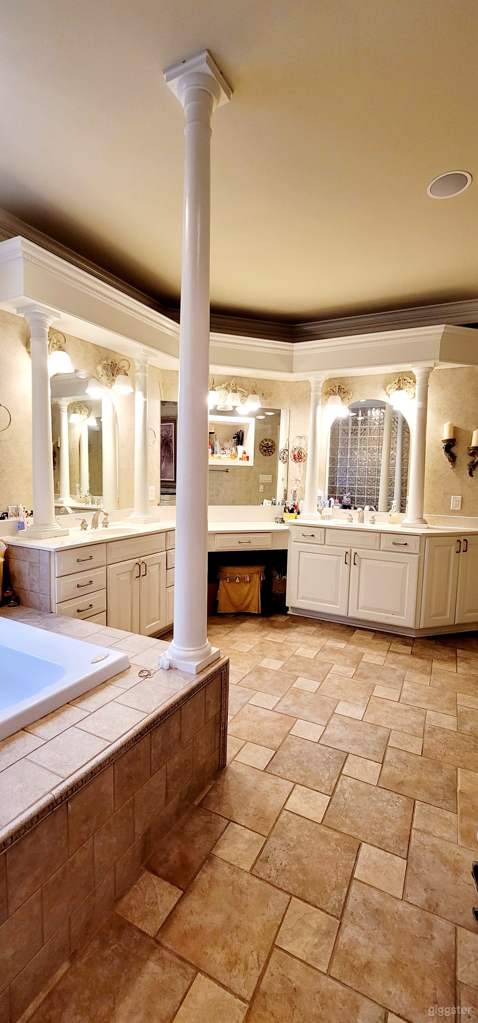 Amazing Estate Home Photo 3