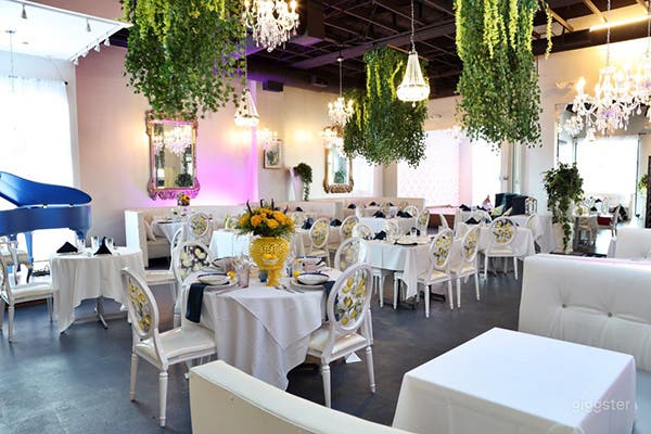  Private Room in a Romantic Italian Restaurant 