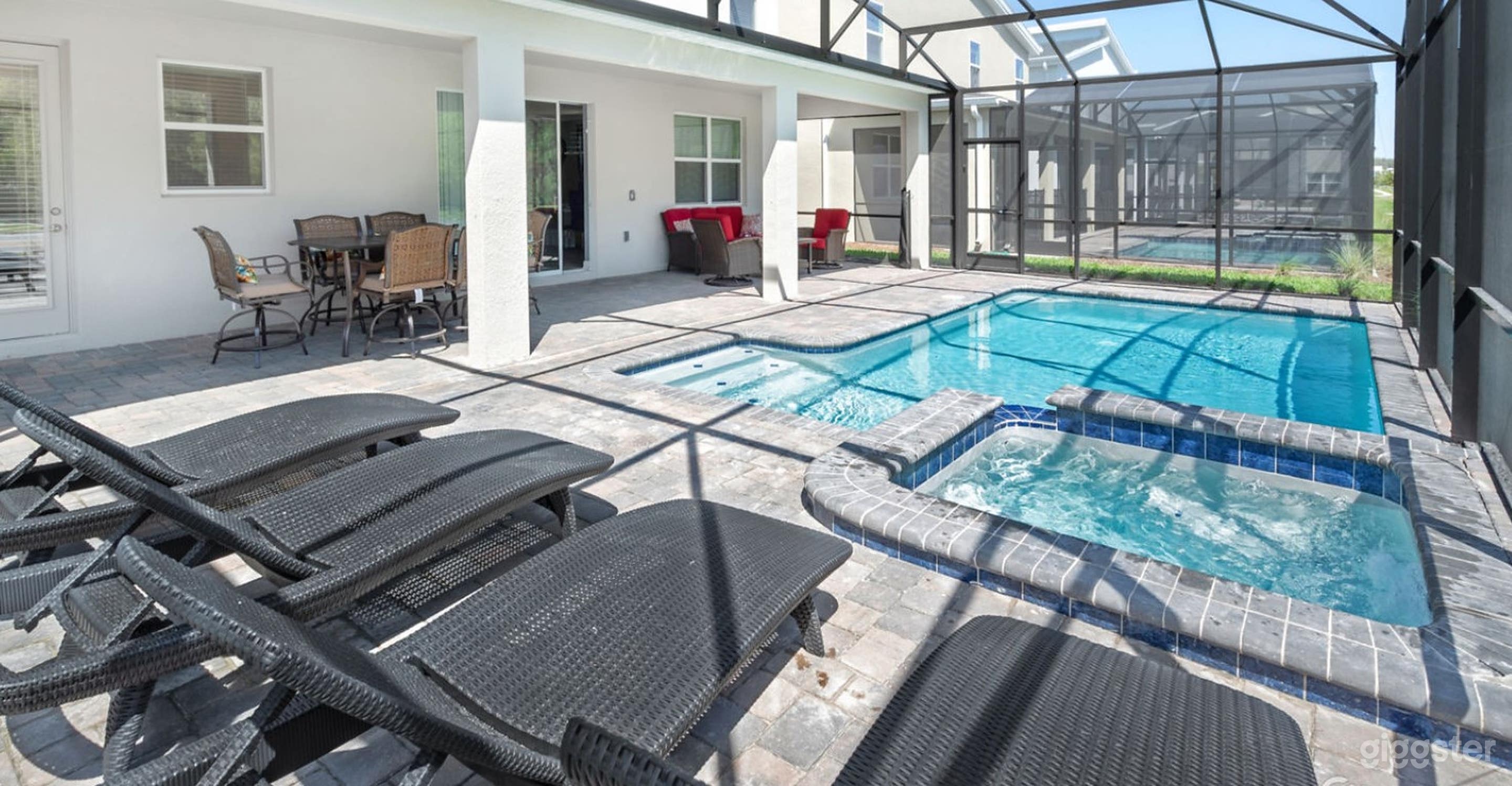 Luxurious 5-Star Pool Photo 1