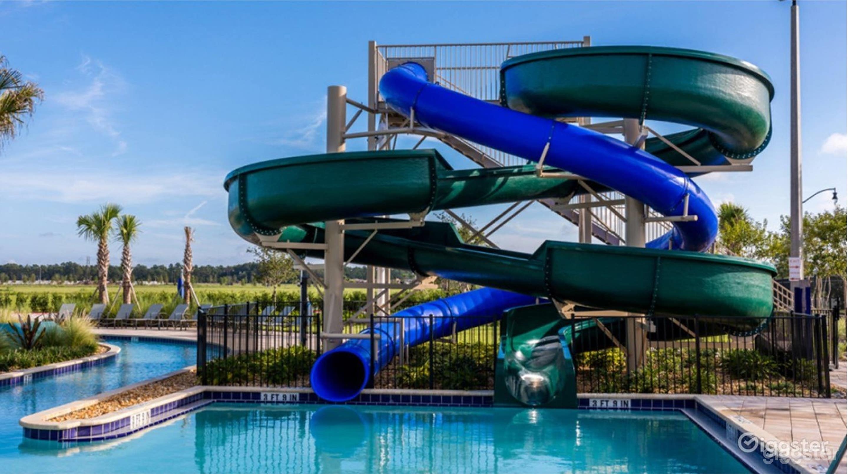 Luxurious 5-Star Pool Photo 2